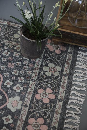 Teppich schwarz mit lachsrosa Blumen und hellgrün