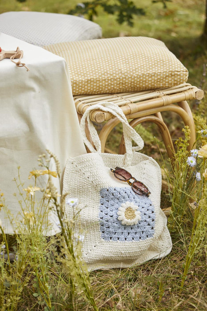 Gehäkelte Tasche - butter cream und blau mit Blume