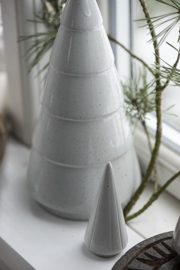 Tannenbaum stehend breite Rillen länglich - der grössere